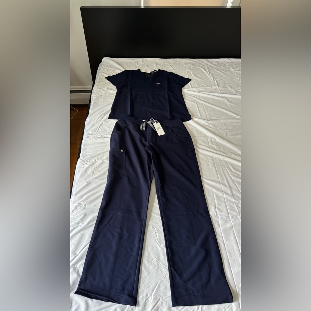 *Brand New* Figs Set Navy w/ Catarina Top & Cargo Scrub Pants Size S